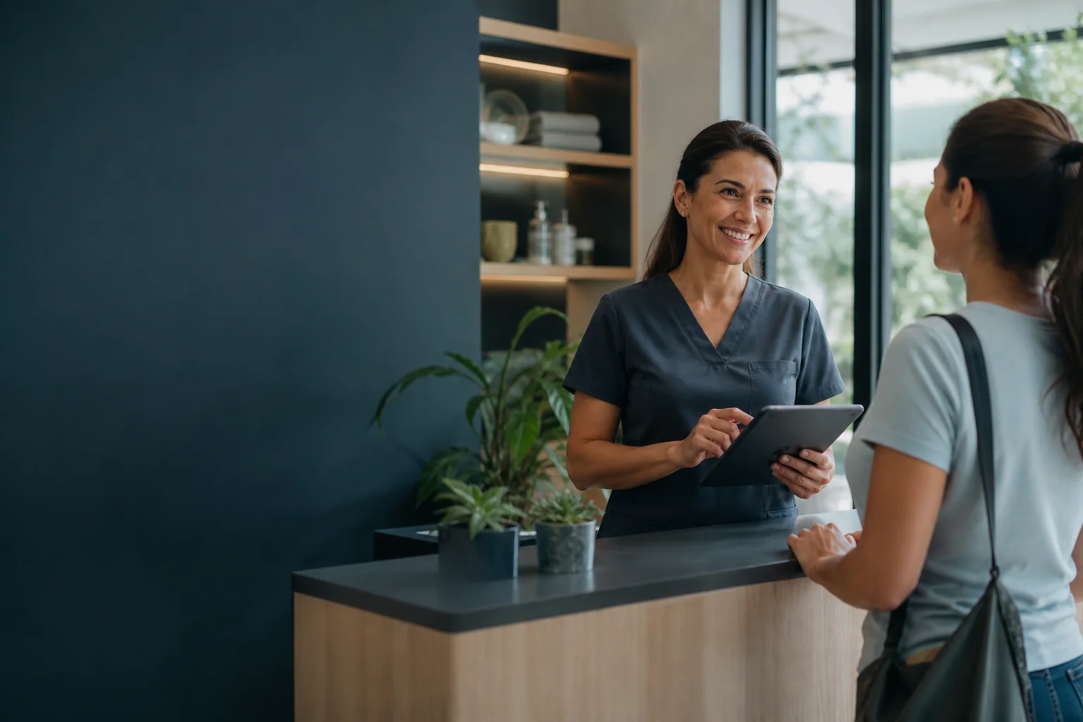 Profissional de uma clínica local recebendo uma cliente
